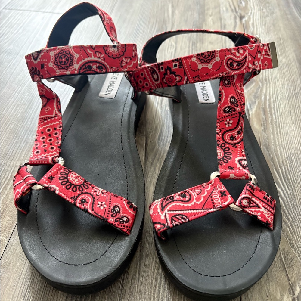 Women’s Steve Madden Red Bandana Print Sport Sandal size 9 - Picture 8 of 9